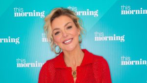 Sheridan Smith sfoggia il cardigan M&S da 32£, la scelta chic in rosso ciliegia.
