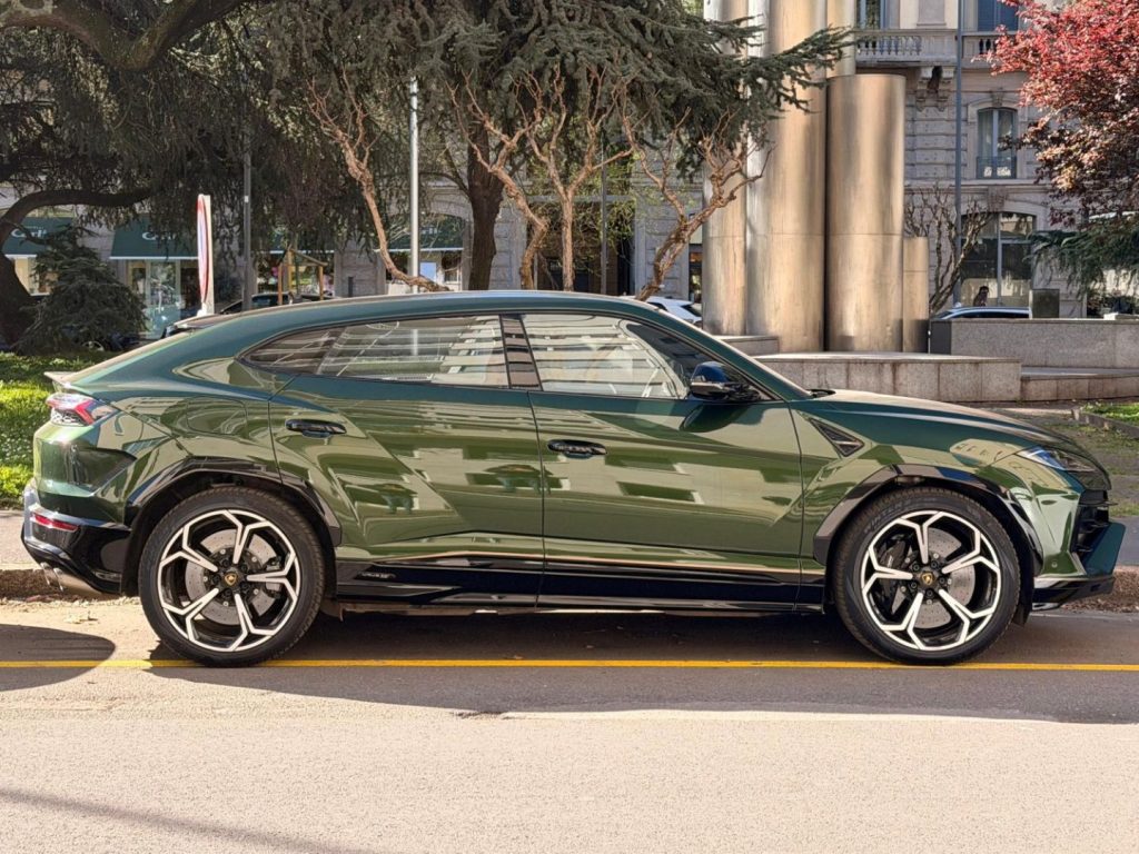 Lamborghini Urus SE: il super SUV che combina potenza straordinaria e innovazione elettrica. Photogallery.