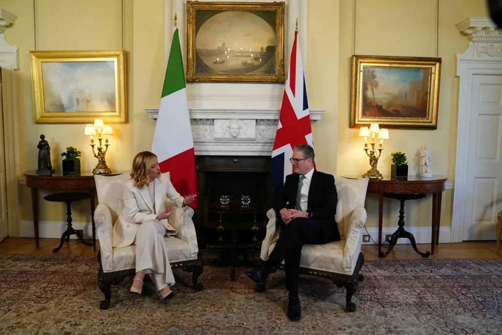 Meloni e Starmer: coordinamento per iniziative di de-escalation in Medio Oriente.