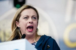 Docente fiorentino insulta Meloni: polemica tra FdI e la scuola come ambiente educativo.