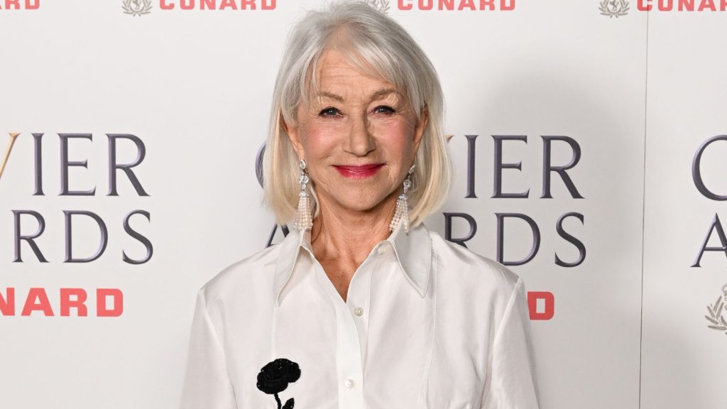 Helen Mirren: l’eleganza senza tempo del camicione primaverile agli Olivier Awards.
