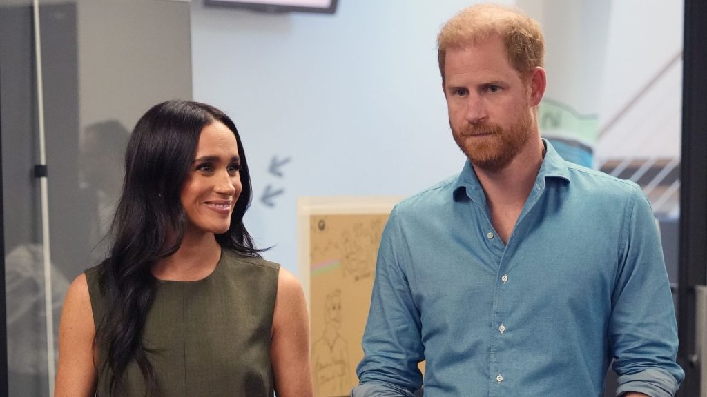 Harry e Meghan infrangono le regole stabilite dalla Regina Elisabetta per loro.