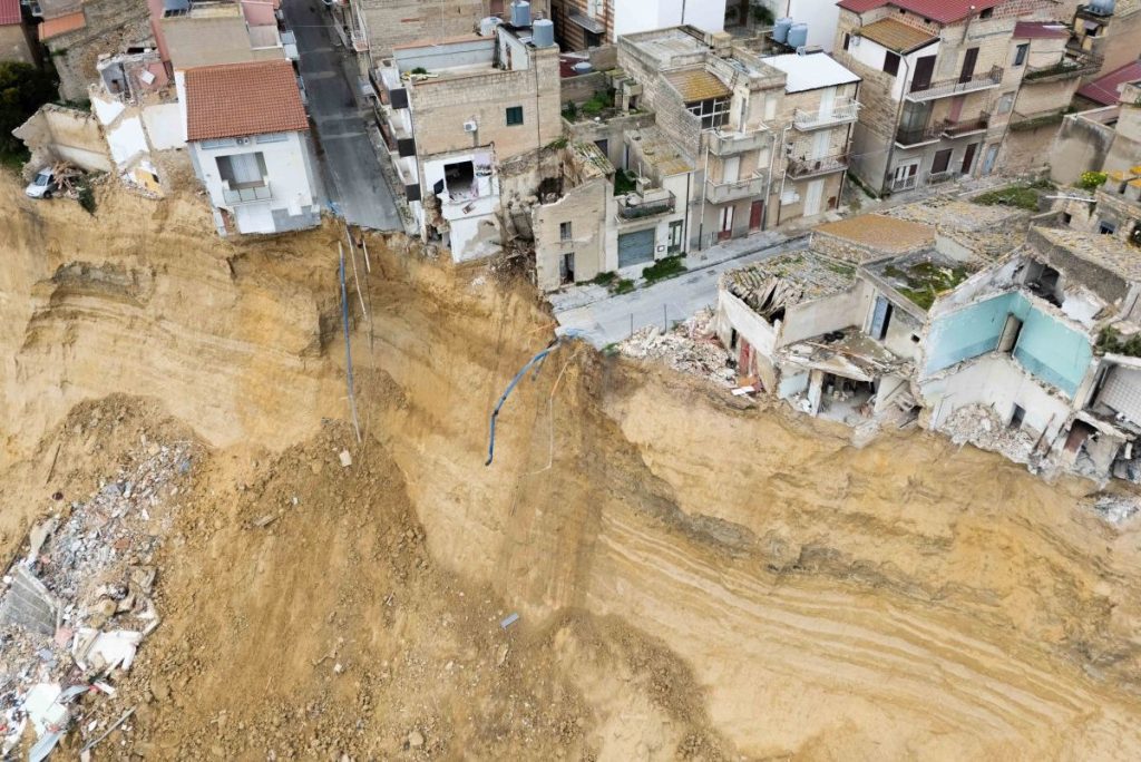 Frana di Niscemi: 13 indagati, coinvolti anche gli ultimi 4 presidenti della Regione Siciliana.