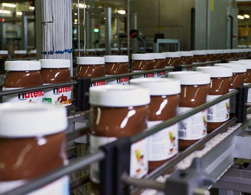 Nutella festeggia 62 anni: un’icona culturale che attraversa generazioni e conquista i palati.