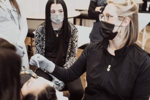 Carriere nel trucco permanente: 5 motivi per diventare esperti in questo settore in espansione.