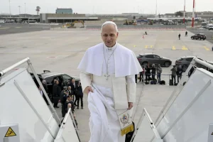 Il Papa arriva ad Algeri: inizia il viaggio apostolico in Africa.