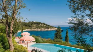 Il segreto di Paxos: il rifugio nascosto di una fondatrice di moda.