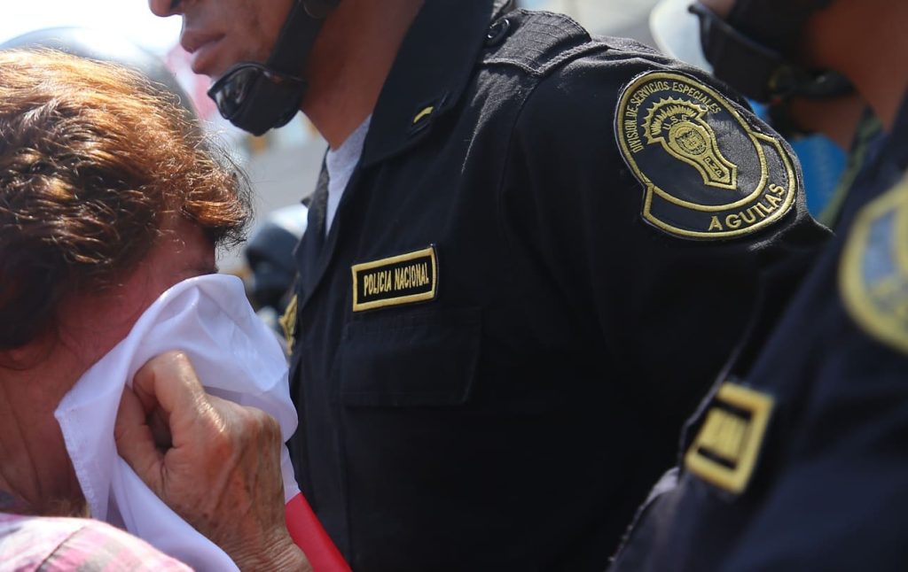 Tragico raduno di tifosi a Lima: un morto e 47 feriti in Perù.