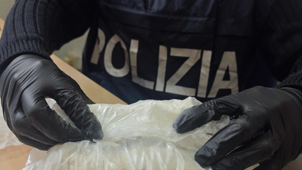 Caveau della droga scoperto al Quarticciolo: arresto sorprendente a Roma.