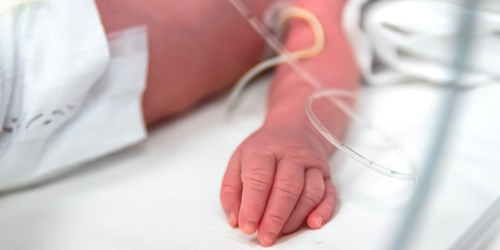 Neonato scoperto in un’abitazione sommersa da rifiuti e muffa: una situazione scioccante.