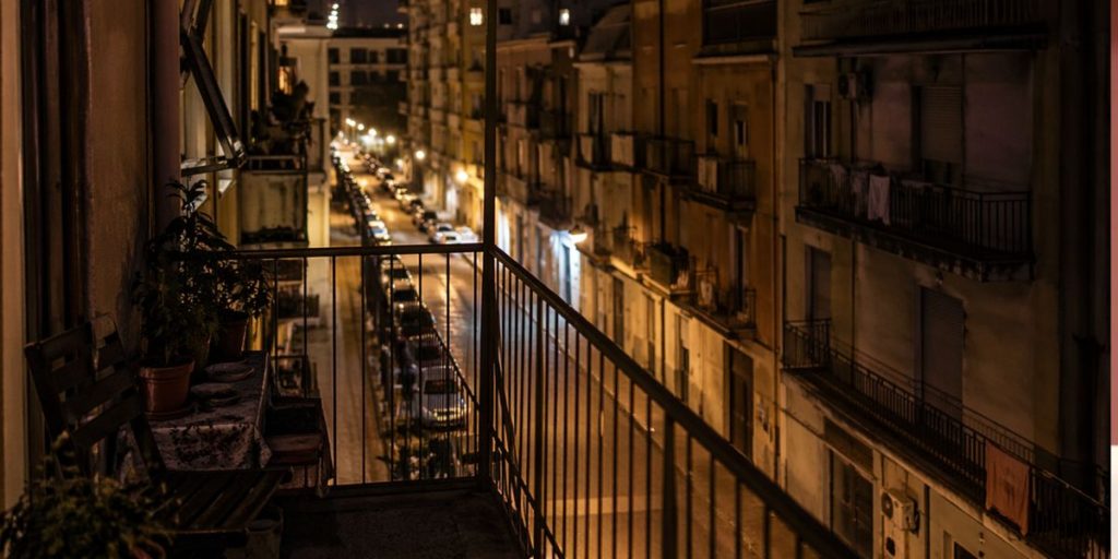 Tragedia familiare: padre si lancia nel vuoto con tre figli, due perdono la vita.