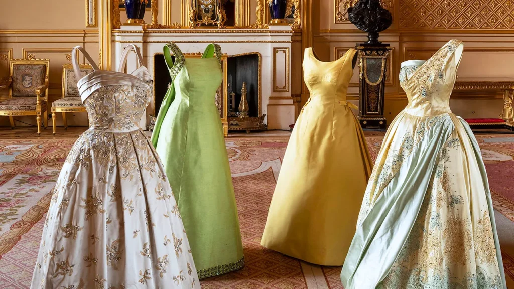 Le divise iconiche di Elisabetta II in mostra in una nuova esposizione al Palazzo.