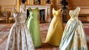 Le divise iconiche di Elisabetta II in mostra in una nuova esposizione al Palazzo.