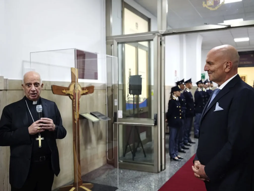 Vaticano consegna la croce del Giubileo 2025: simbolo di speranza per Roma.