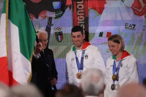 Azzurri di Milano-Cortina riconsegnano il tricolore al Quirinale: Mattarella celebra un momento unico.