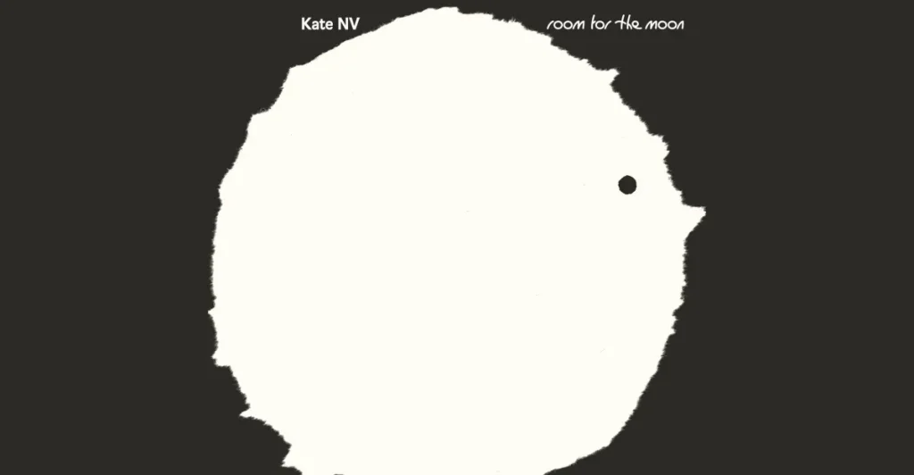 Room for the Moon: pop sperimentale affascinante e bizzarro che sorprende e incuriosisce.