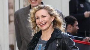 Cameron Diaz: l’outfit perfetto di jeans e stivali per affrontare il meteo primaverile.