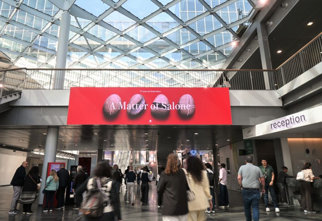 Il ministro Mazzi al Salone del Mobile: un’icona di design per turisti globali.