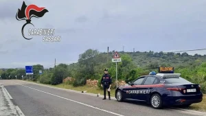Minorenni bloccano strada in Gallura: sei fermati dopo aver posizionato massi notturni.