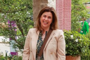 Stile primaverile: ispira la tua moda con i look stampati di Kirstie Allsopp.