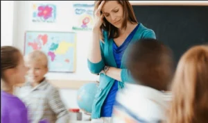 Patologie vocali nei docenti: rischi dell’uso scorretto della voce e come proteggerla.