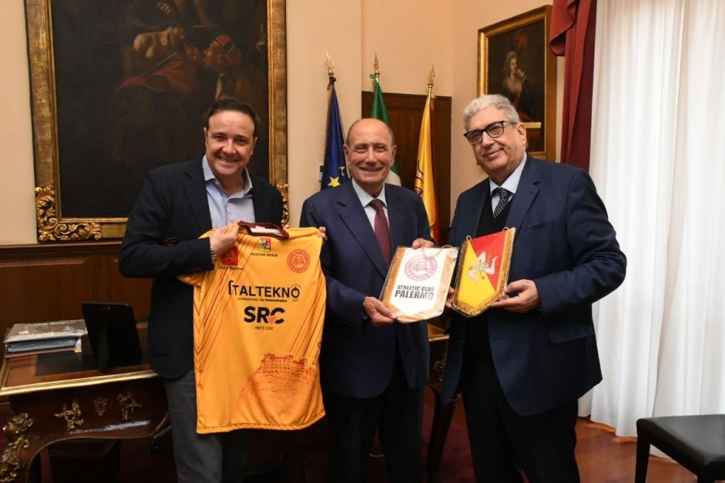 Schifani celebra la sua nuova maglia dell’Athletic Club Palermo in un evento emozionante.