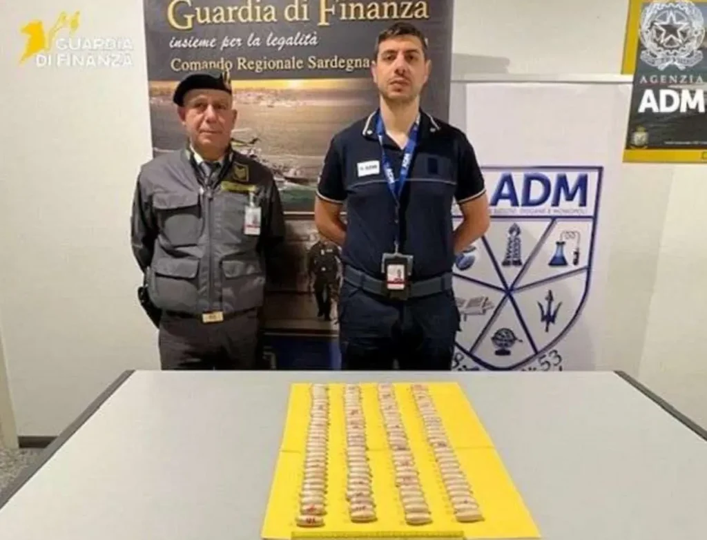 Corriere della droga arrestato all’aeroporto di Elmas con 116 ovuli di eroina nell’intestino.