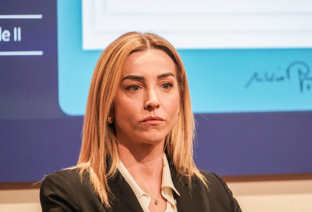 Silvia Salis: “Se il centrosinistra unito mi chiedesse candidarmi, ci penserò, ma rimango sindaca.”