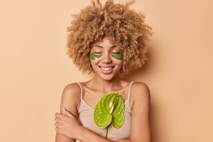 Skinimalism: la bellezza minimalista che preserva la pelle, riduce prodotti e promuove la naturalezza.