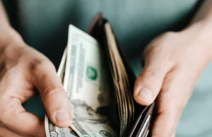 Aumenti stipendiali per docenti e ATA: scopri gli importi ufficiali nelle tabelle.