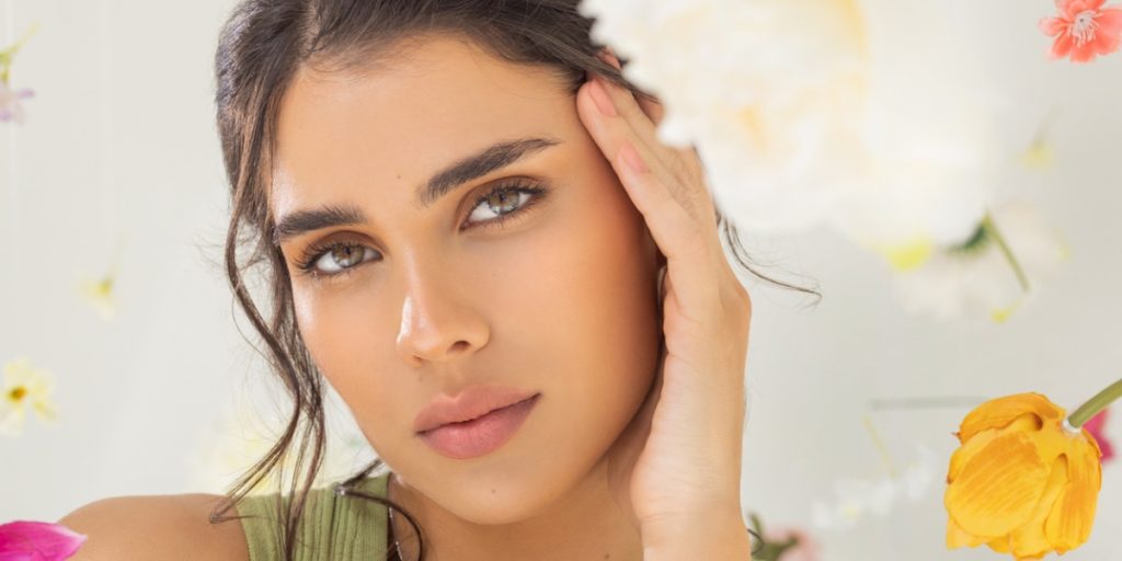 Sopracciglia flat: definizione e tutorial per ottenere un look impeccabile e moderno.