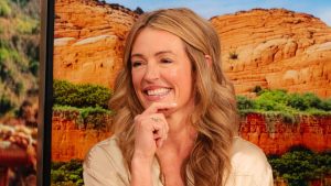 Cat Deeley trasforma un vestito da party M&S in un look quotidiano semplice e chic.