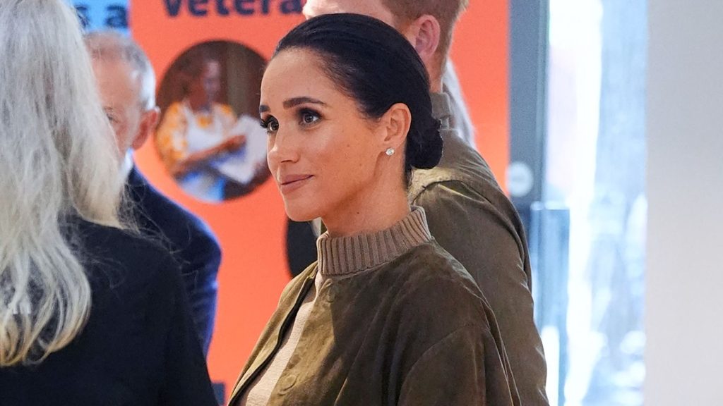 Meghan Markle incanta in Australia con gilet khaki, gonna maxi e giacca scamosciata.