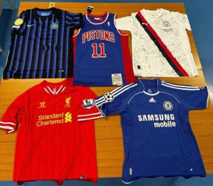 Sequestro di prodotti sportivi contraffatti a Torino: operazione “Maglie larghe” da 700 mila euro.