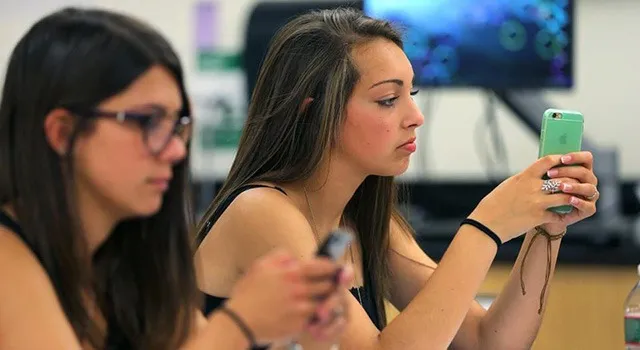 Docente in guai per aver tagliato capelli a studentesse: rischio sospensione in corso.