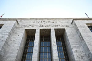 Milano: chiuse indagini su 81 persone nel caso Equalize, sviluppi significativi attesi.