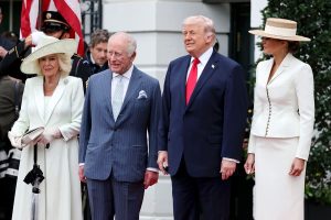 Trump: “Radici comuni uniscono Usa e Regno Unito durante l’incontro con Carlo e Camilla.”