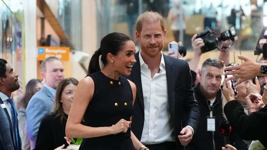 Harry e Meghan stupiscono con la loro prima tappa in Australia.
