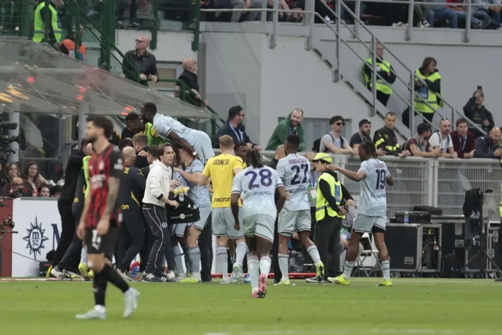 Milan sconfitto 3-0 in casa dall’Udinese: fischi dai tifosi a San Siro.