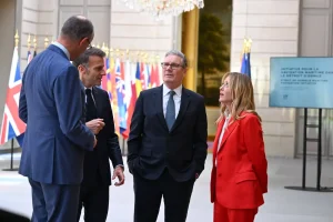 Meloni guida l’incontro dei volontari per la sicurezza nello Stretto di Hormuz.