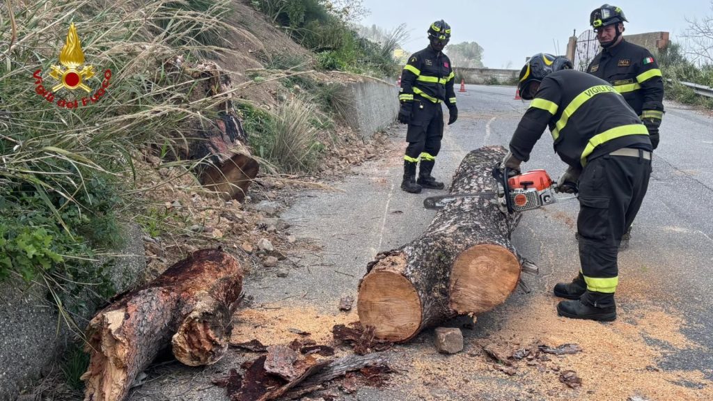 Maltempo nel Messinese: oltre 40 interventi dei Vigili del Fuoco per forte scirocco.