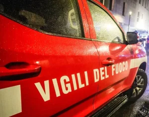 Incendio devasta stabilimento balneare a Marina di Sibari: danni ingenti alla struttura.