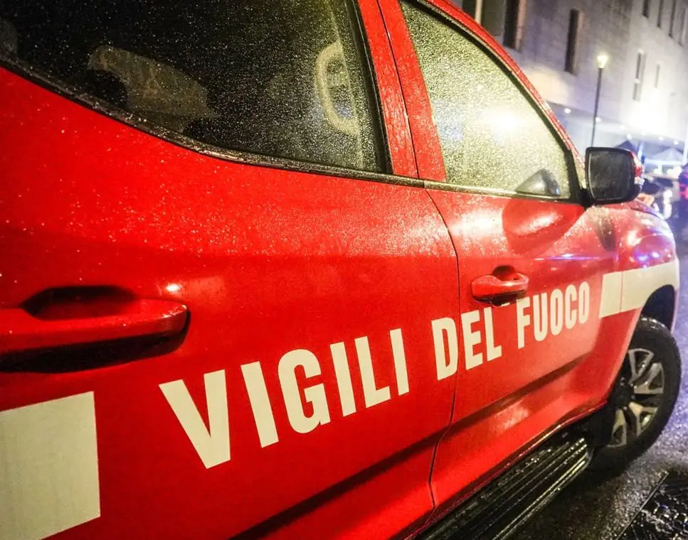 Incendio devasta stabilimento balneare a Marina di Sibari: danni ingenti alla struttura.