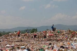 Un ragazzo indonesiano trasforma i rifiuti in risorse mentre il governo punta alla riforma.