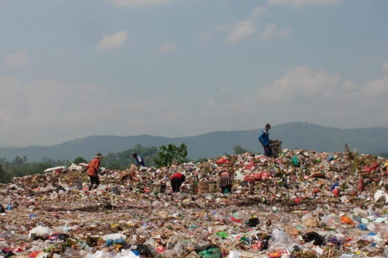 Un ragazzo indonesiano trasforma i rifiuti in risorse mentre il governo punta alla riforma.