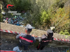 Discarica abusiva a Lamezia Terme: sequestrati 15 metri cubi di rifiuti pericolosi.