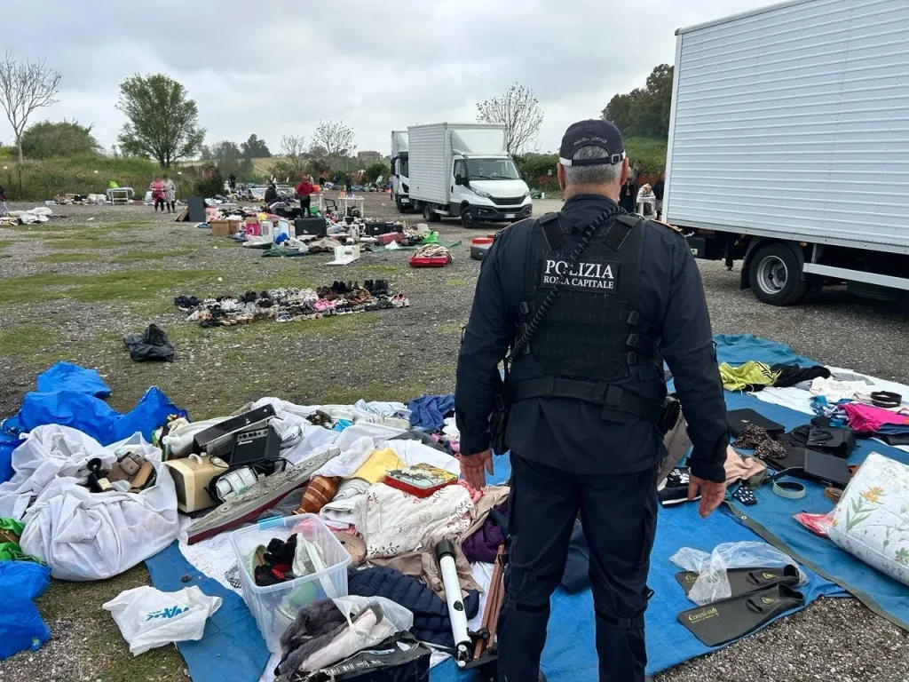 Mega mercato abusivo smantellato in via Portuense: tre persone denunciate a Roma.