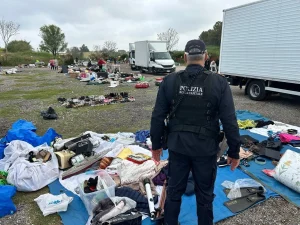 Mega mercato abusivo smantellato in via Portuense: tre persone denunciate a Roma.