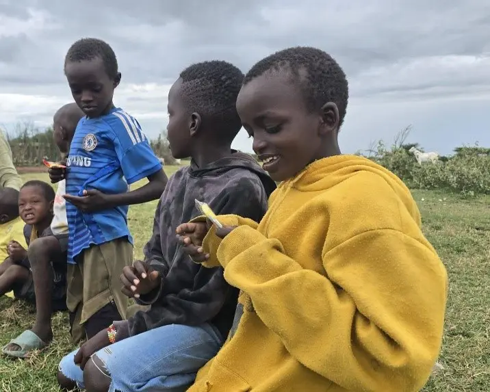 Mariastella Giorlandino e Artemisia Lab forniscono farmaci pediatrici ai bambini in Kenya.
