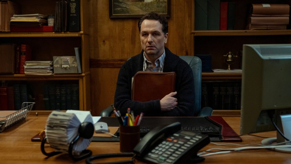 Widow’s Bay: il sindaco affronta sfide oscure e maledizioni in un misterioso villaggio.